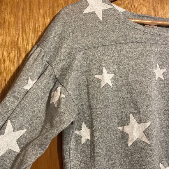 •MODA•GRAY & WHITE BOUTIQUE STAR BALLON SLEEVE AND CINCHED WRIST HEM. SIZE MED. - Picture 5 of 6